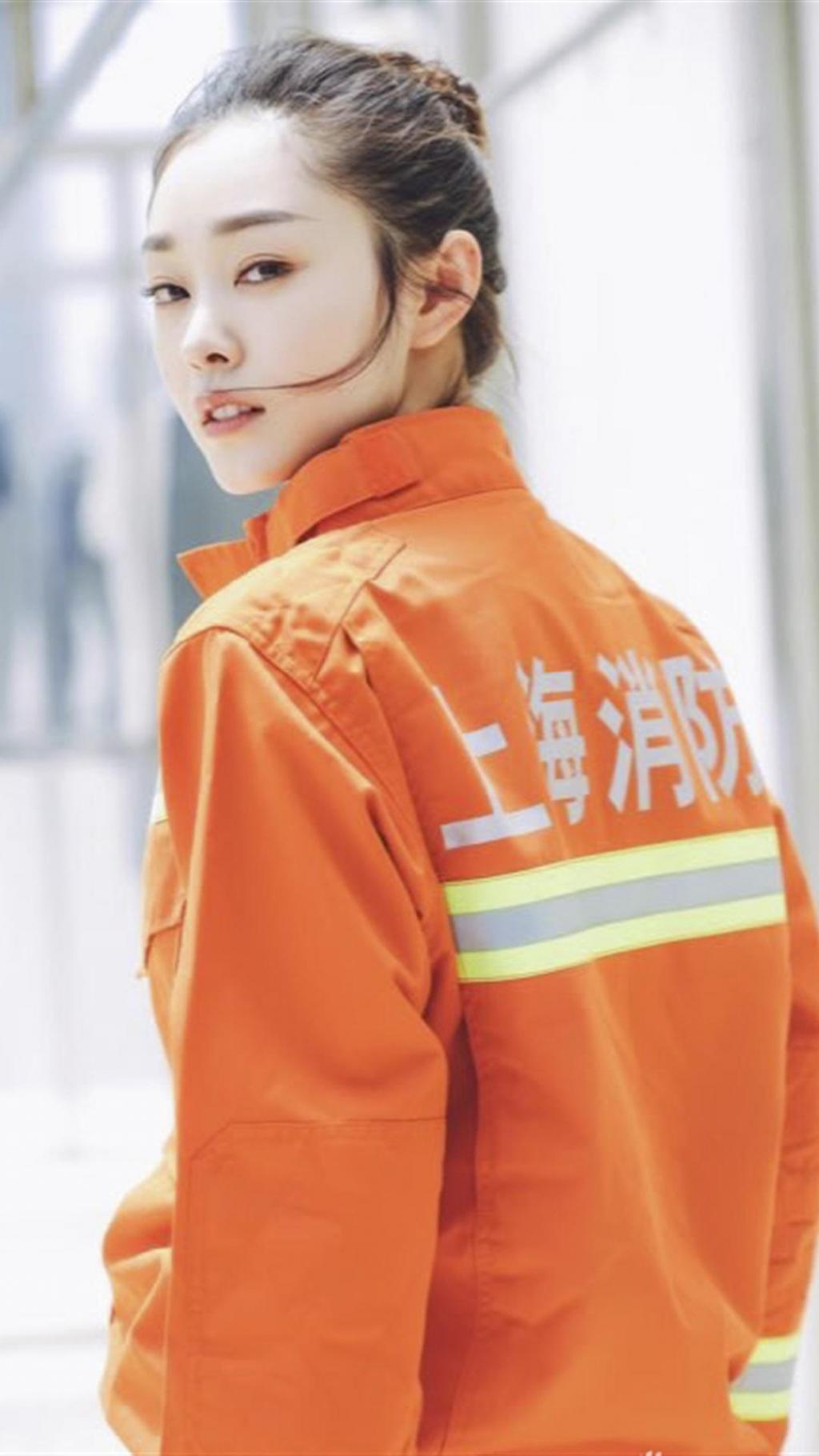 宋轶消防员个性写真