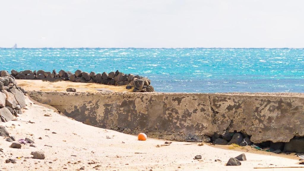 夏天清新凉爽蔚蓝海岸风景线