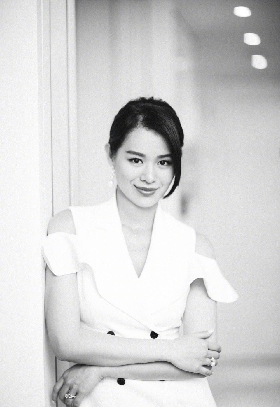 胡杏儿黑白时尚性感迷人写真