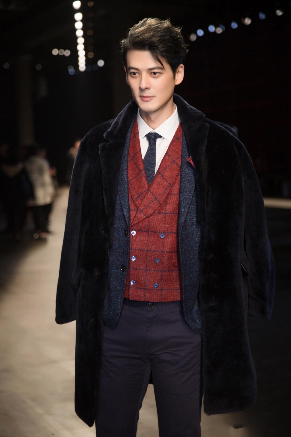 郭品超西装大衣写真