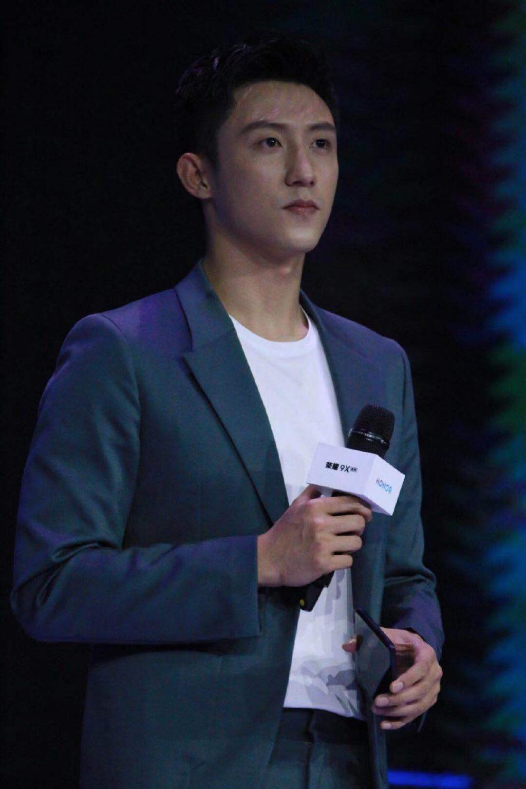 帅气西装黄景瑜时尚写真