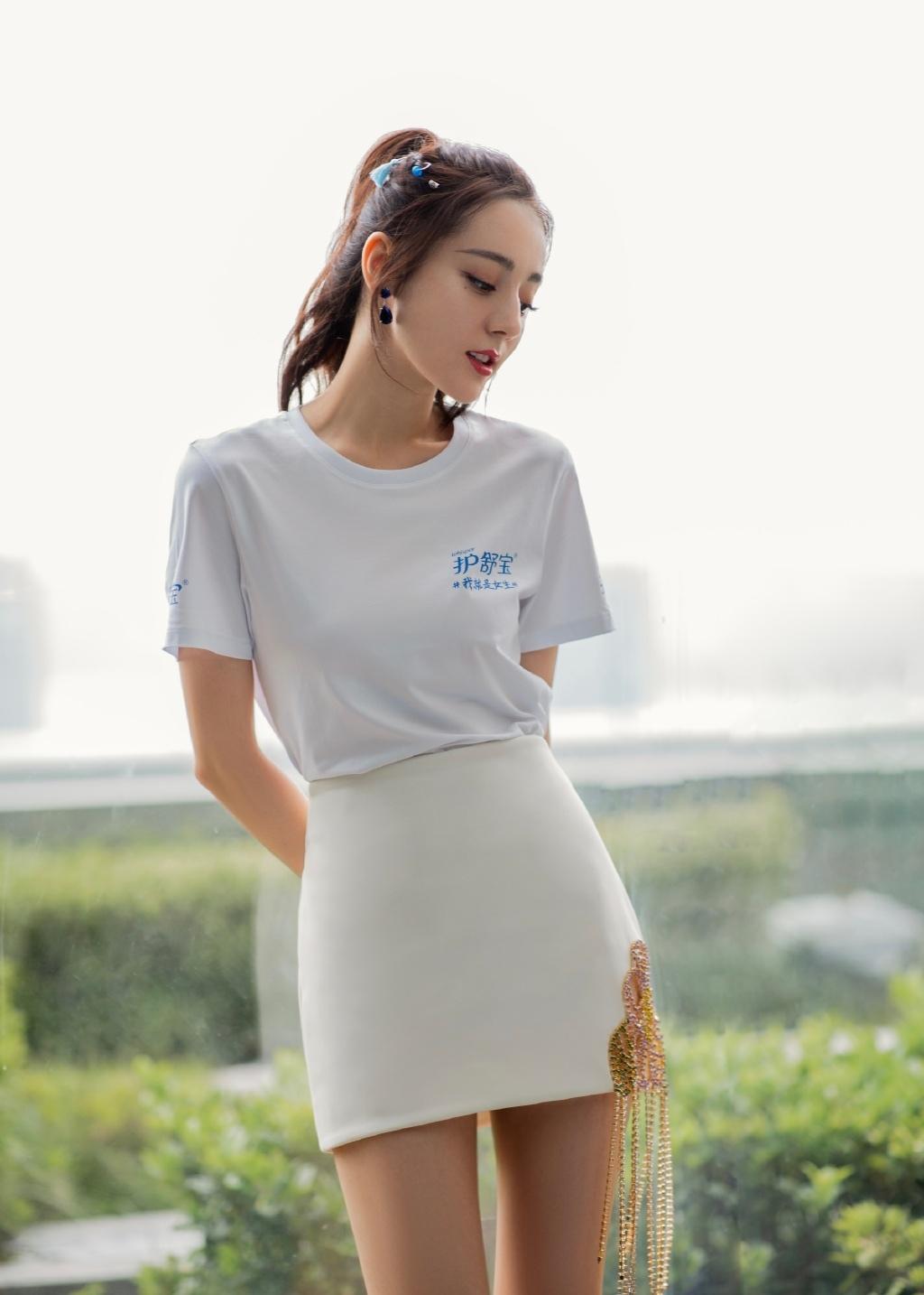 迪丽热巴青春活力俏皮写真