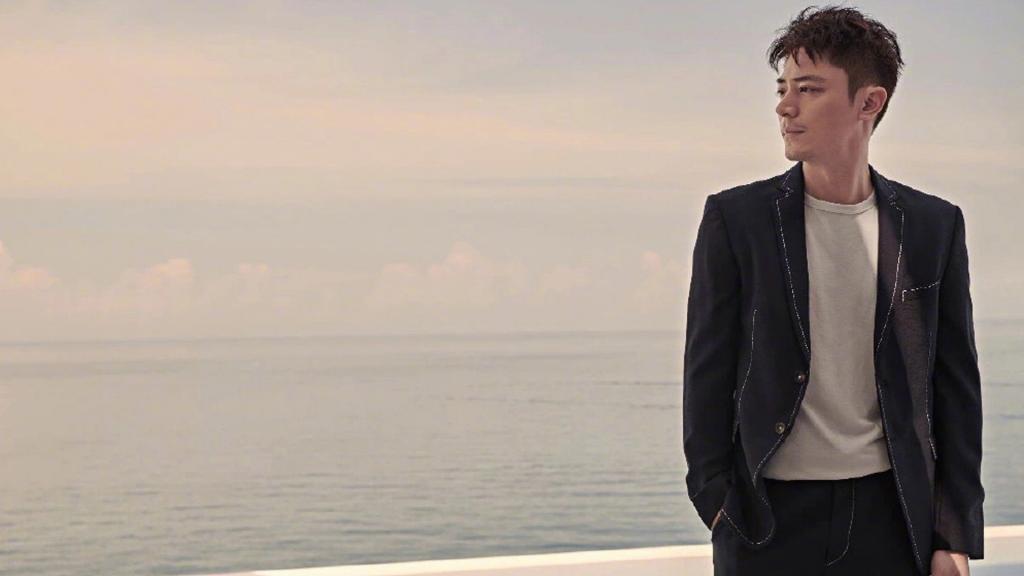 霍建华成熟稳重西装写真