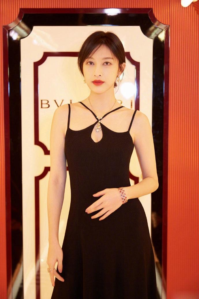 张俪吊带长裙性感写真