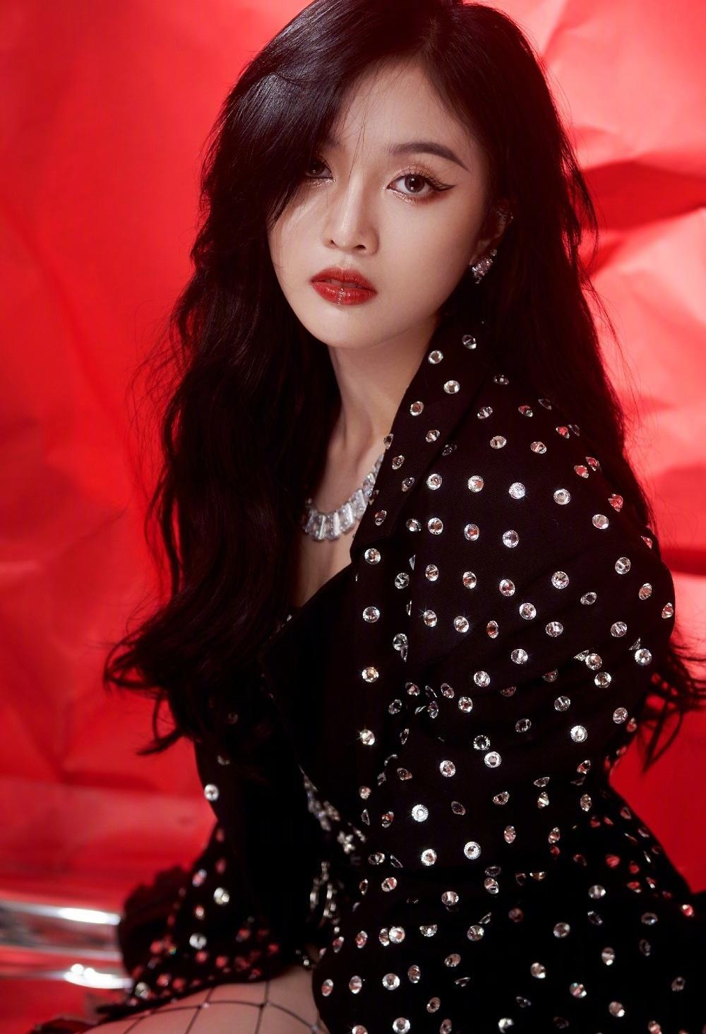 吴宣仪皮衣网袜酷飒性感写真