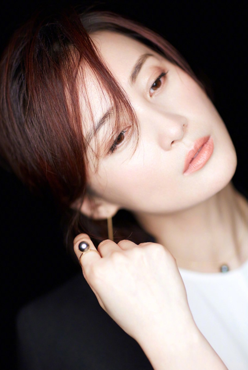 蒋勤勤成熟知性黑白时尚写真