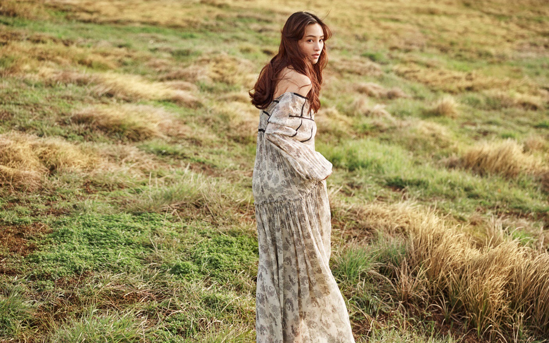 2018-11-03 颜色分 灰色 关键词:  美女写真 生活写真 美女 黄灿灿