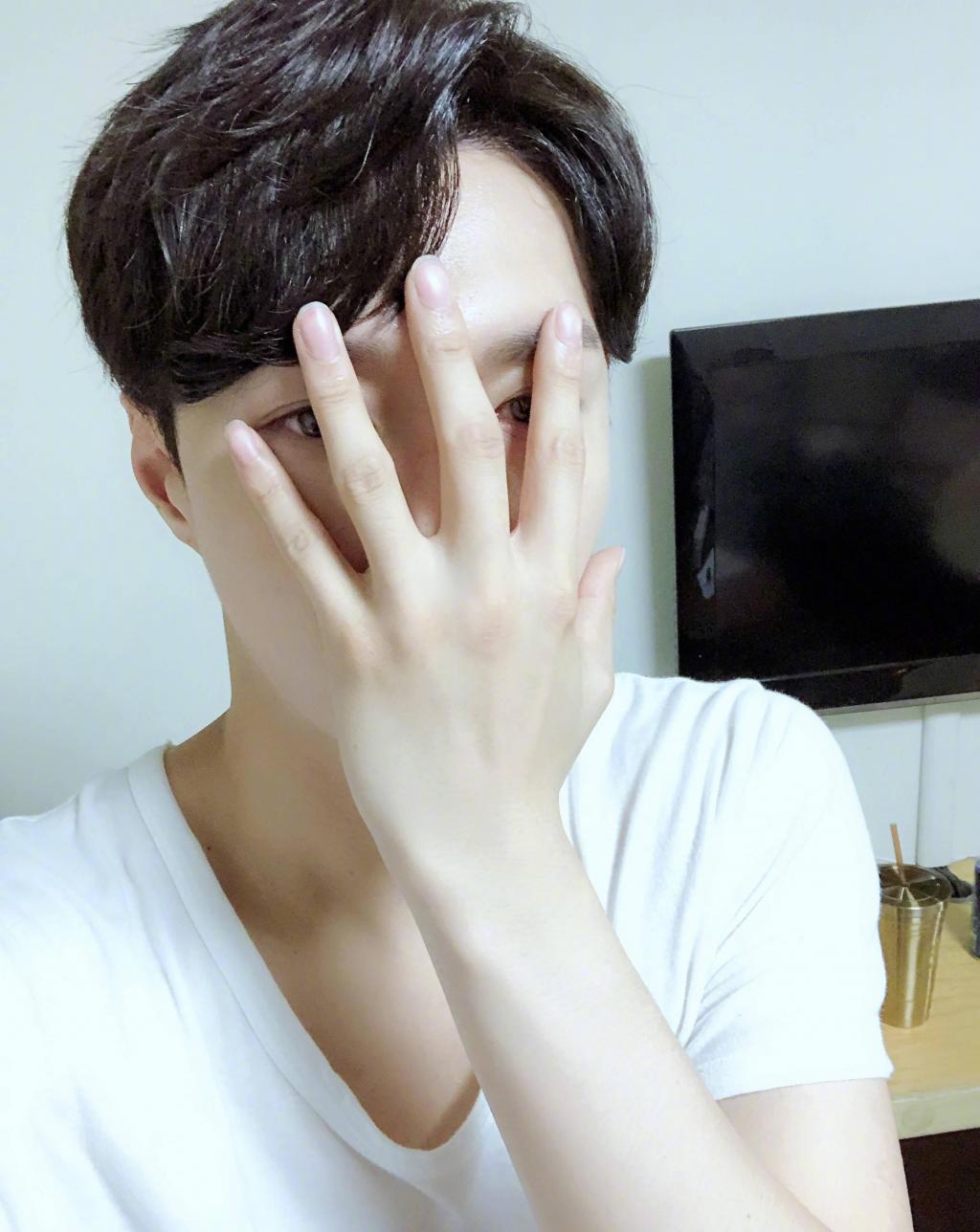 俊朗男孩张艺兴休闲生活照