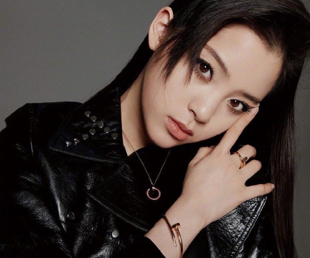 Instyle优家画报欧阳娜娜最新燕尾眼线妆容