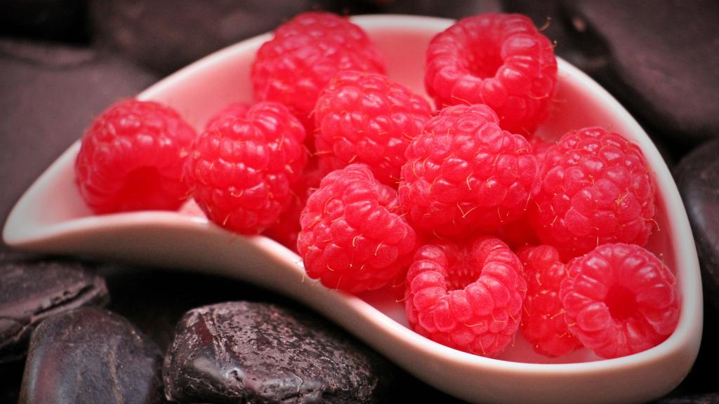 红艳甜美的树莓唯美图片