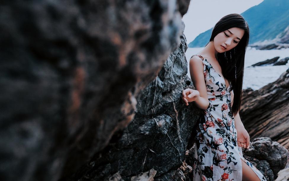 性感迷人的长发美女海边写真