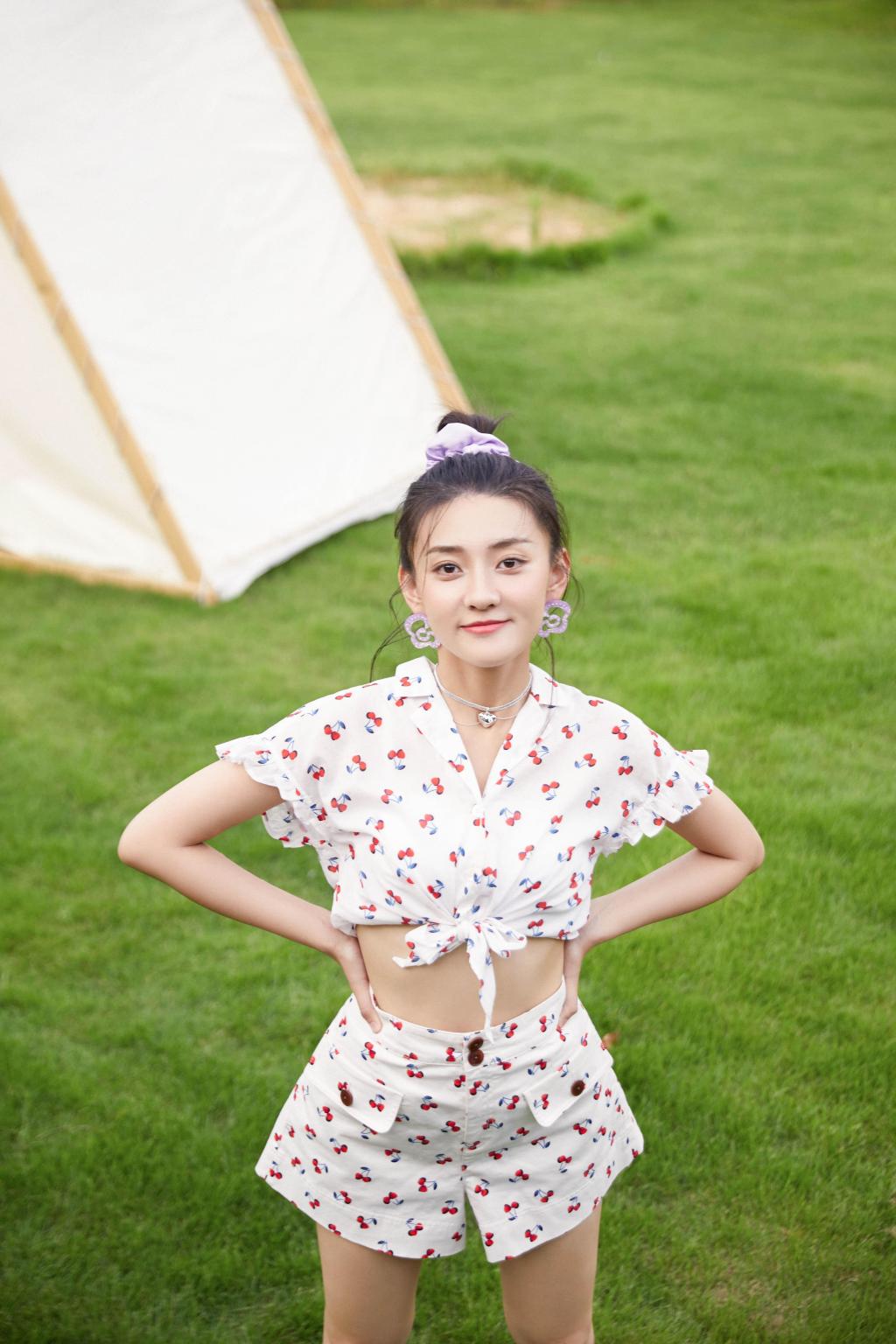 夏日甜美女孩梁洁时尚诱人户外写真