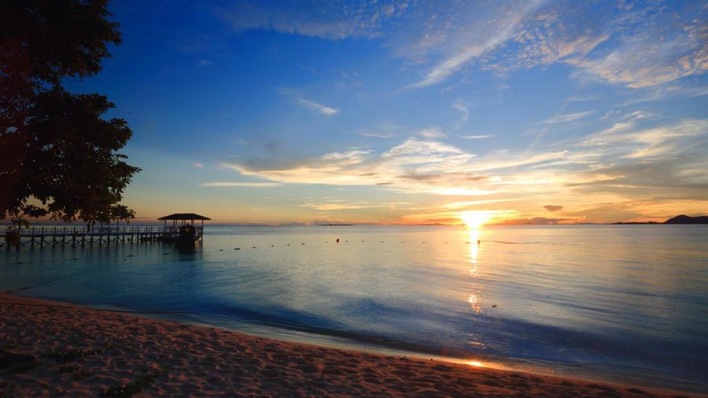 夕阳下的仙本那海岛