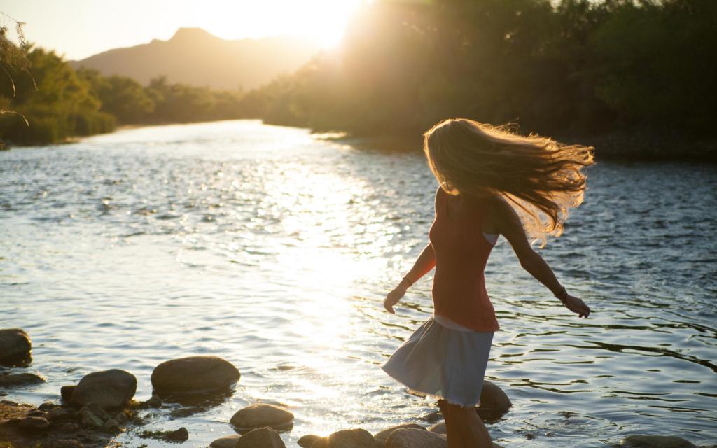 一个人在海滩漫步很迷人的图片