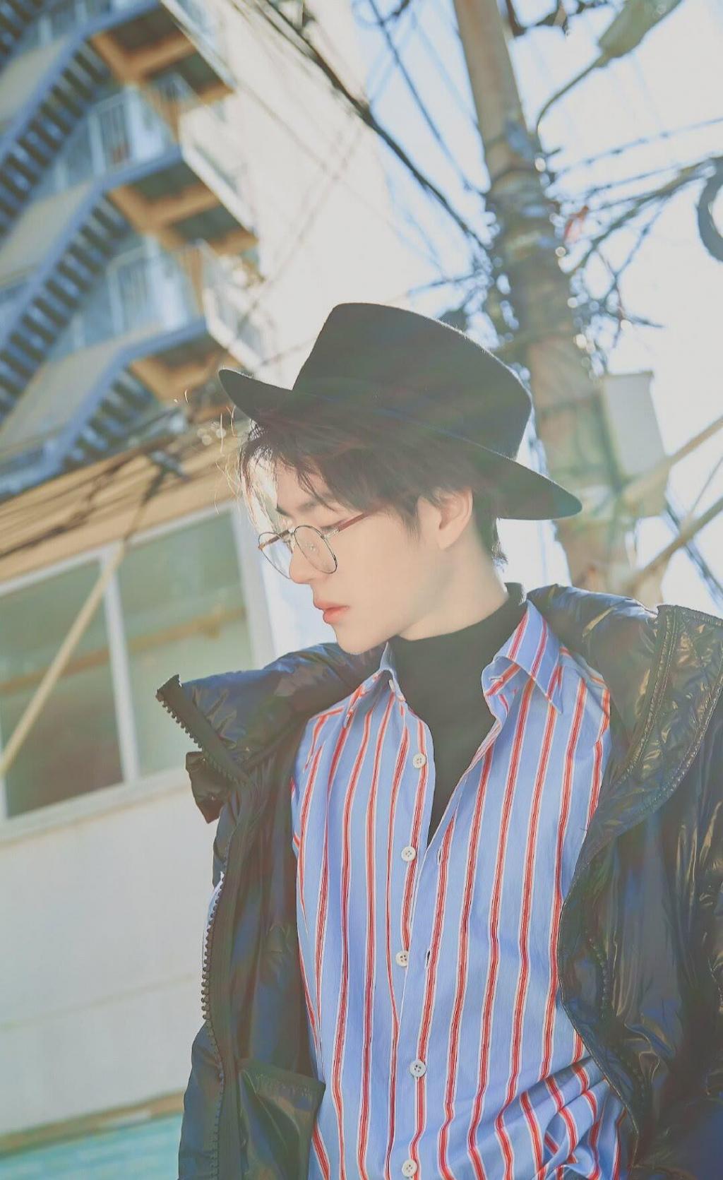 暖心男神王一博时尚休闲写真