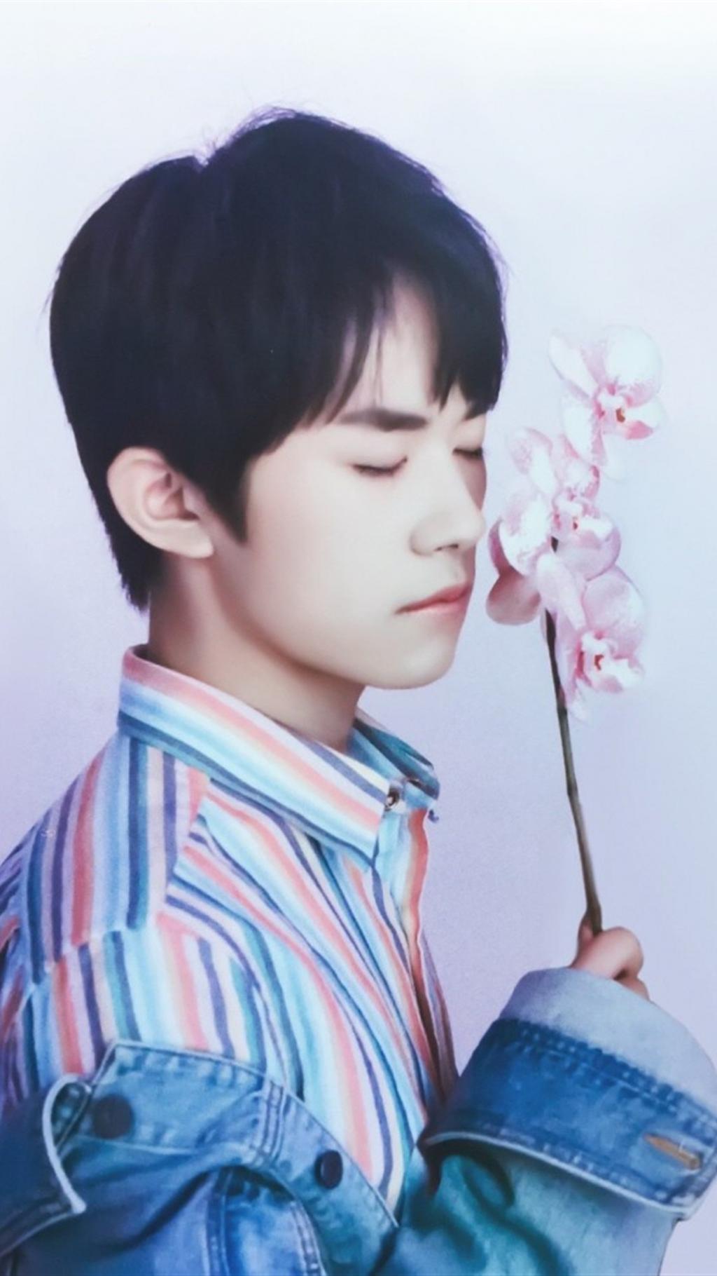 少年易烊千玺与花帅气写真