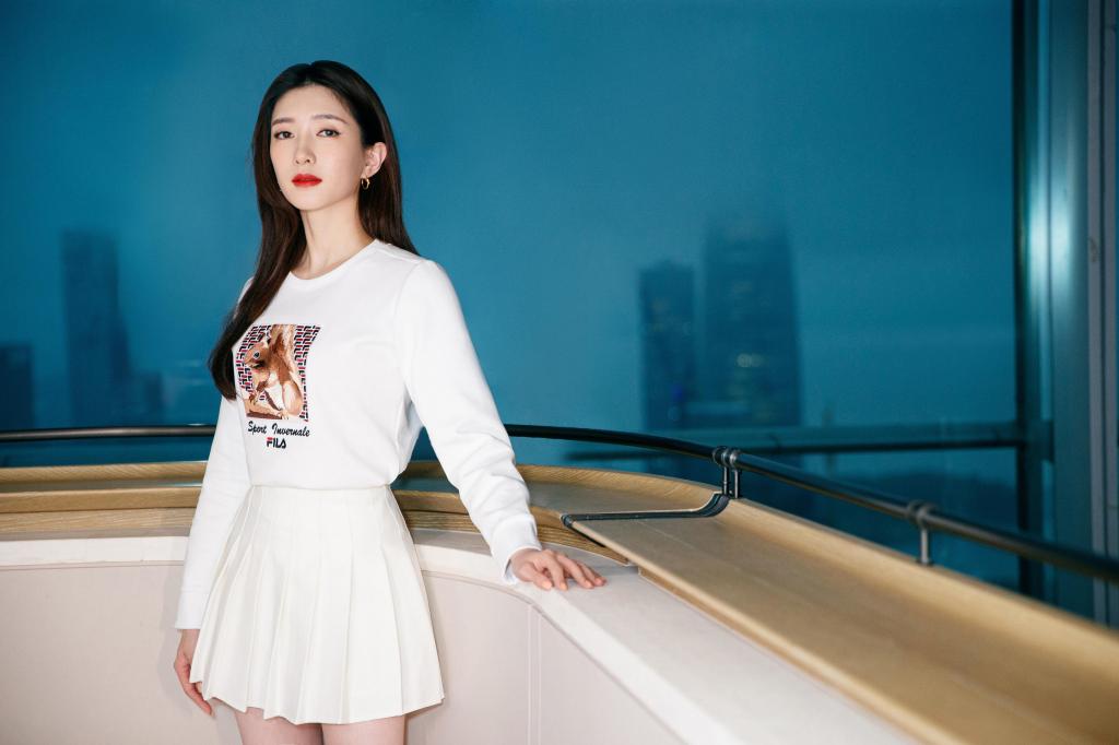 江疏影优雅简约魅力写真