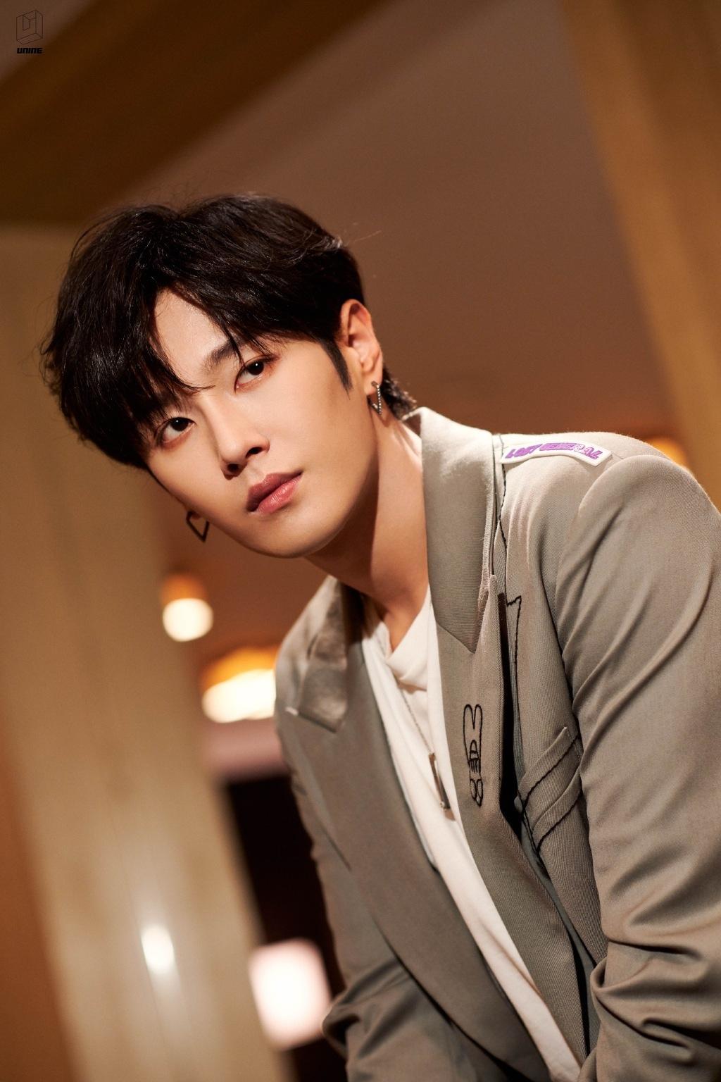 李汶翰西装简约帅气迷人写真