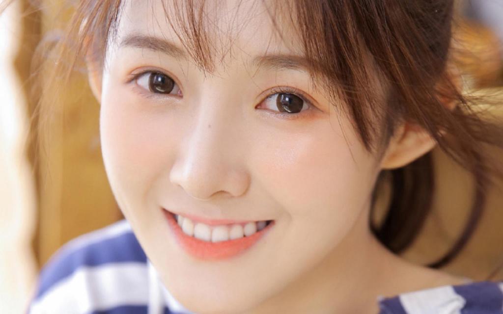 文艺气息元气少女清新白嫩闺房写真