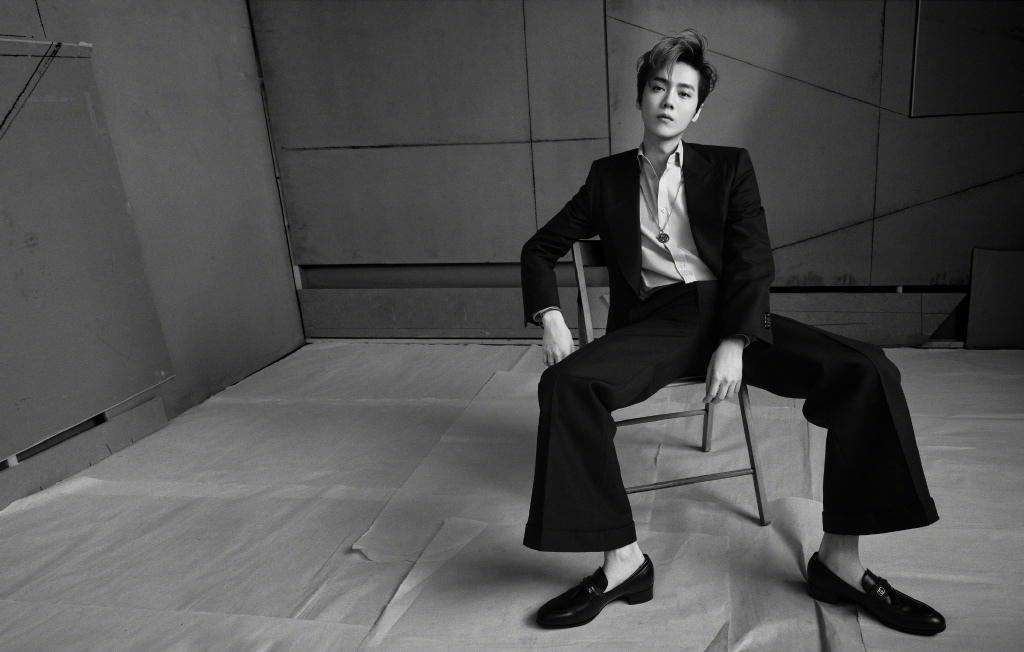 鹿晗时尚黑白个性帅气写真