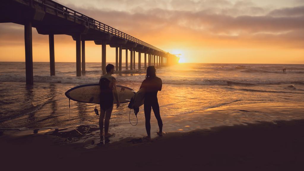 海边冲浪极限运动图片