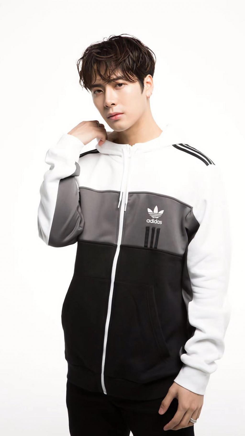 阳光少年王嘉尔帅气休闲写真 