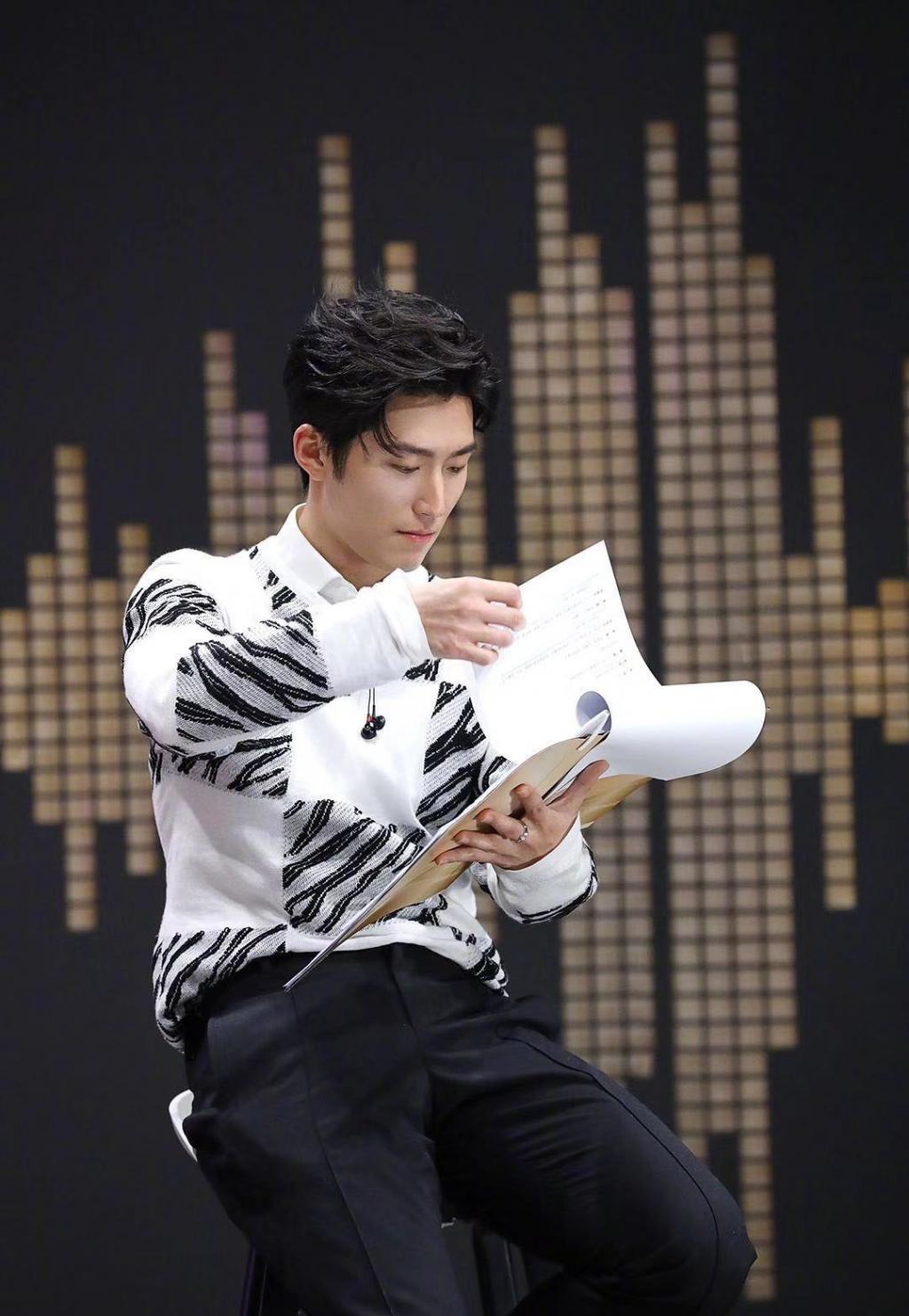 成熟型男窦骁帅气写真