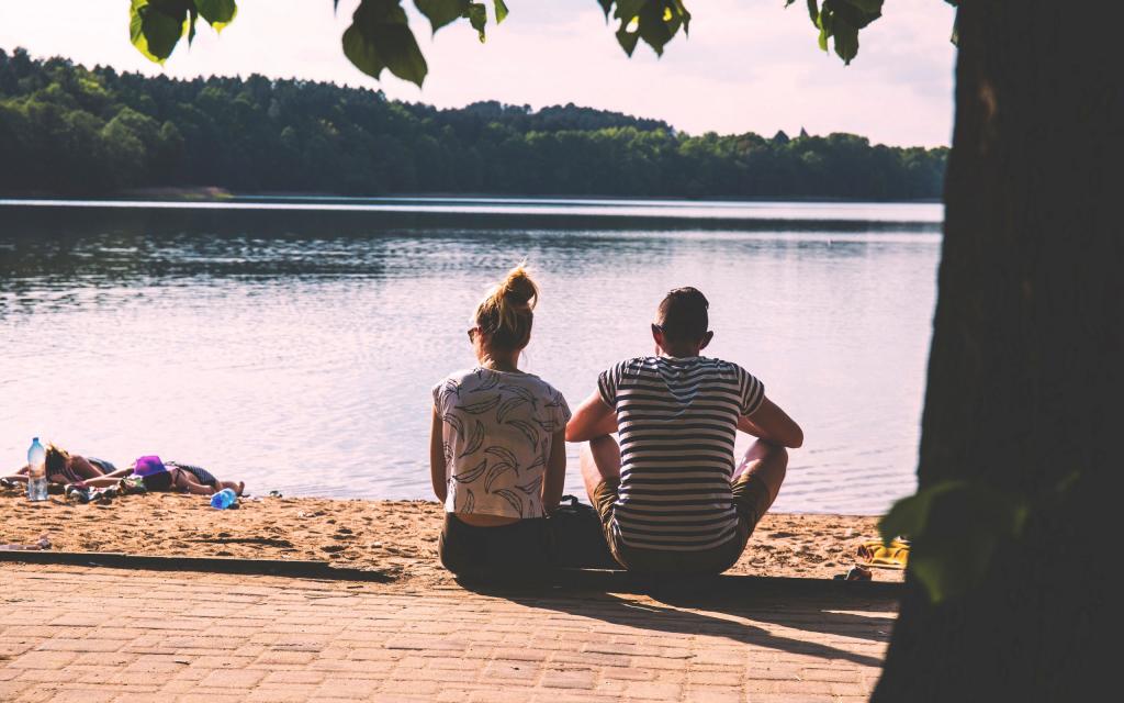 甜蜜情侣的背影