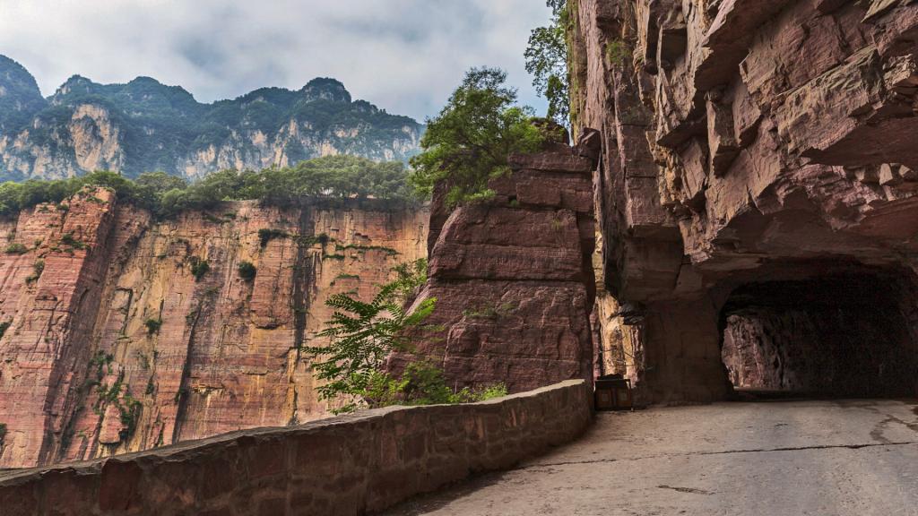  太行山郭亮村挂壁公路