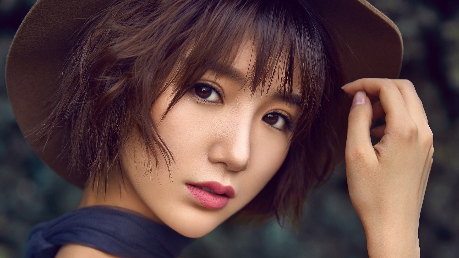 更新时间:2018-10-30 颜色分 银色 关键词:  美女写真 甜美 演员 美女