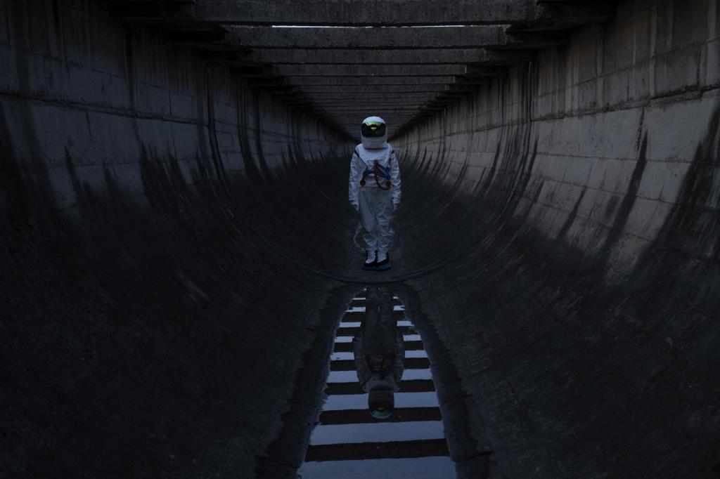 ins超火伤感孤独宇航员背景图