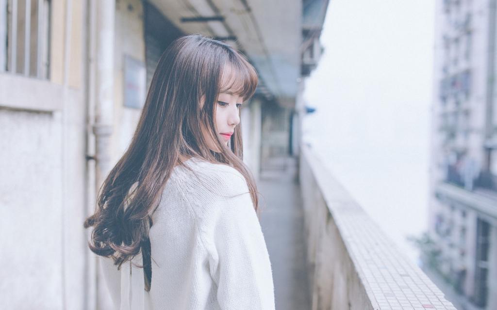 长相甜美美女户外写真