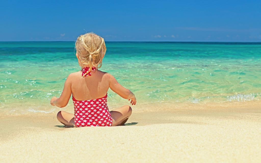 海边沙滩上玩耍的儿童