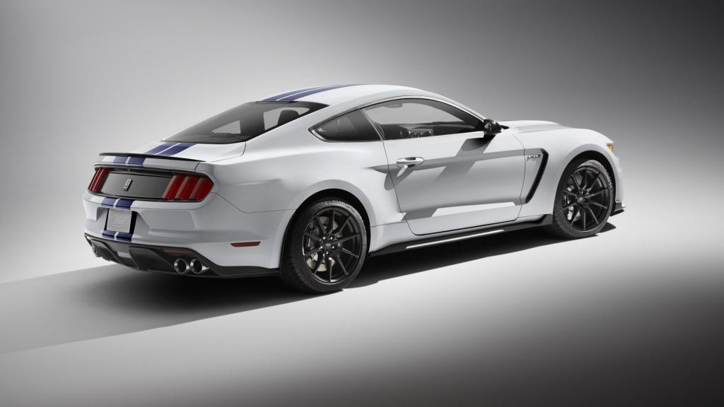 白色福特Shelby GT350汽车图片