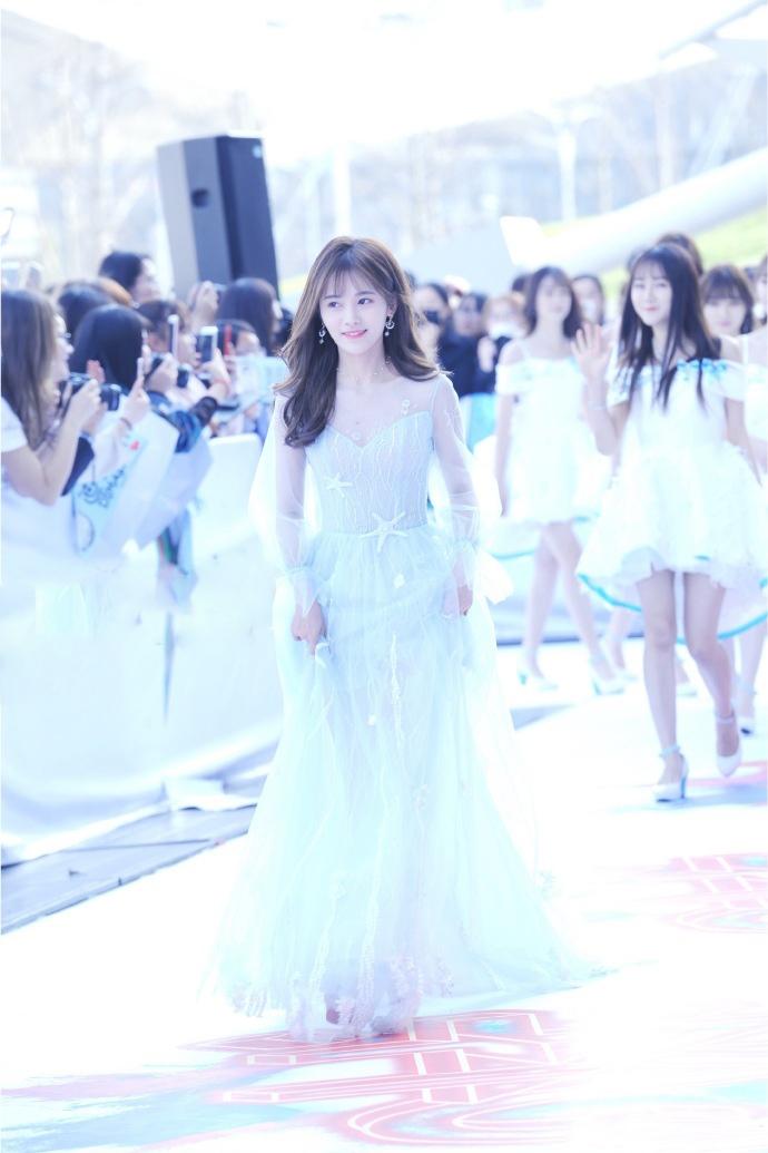 鞠婧祎薄纱长裙性感清纯仙气写真