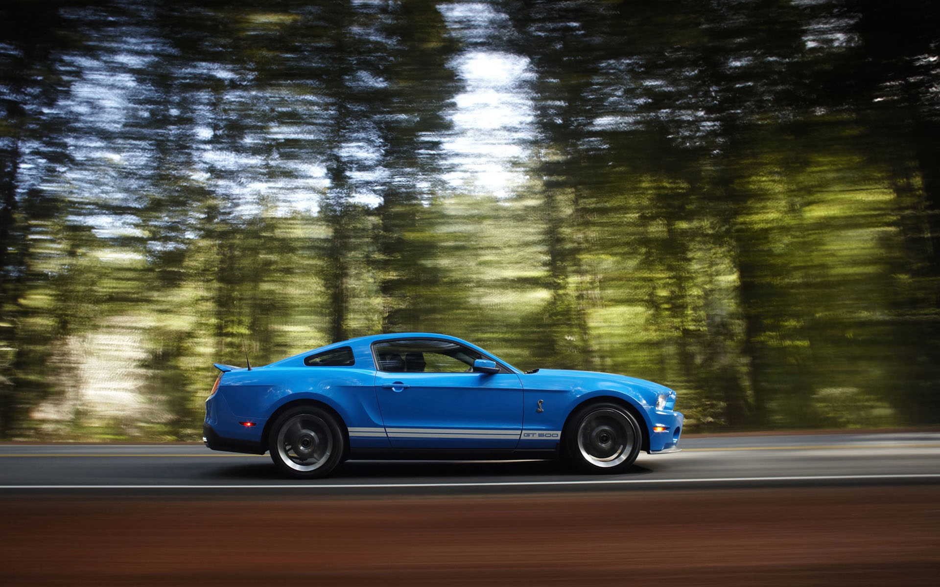 2010款福特眼镜蛇gt500跑车