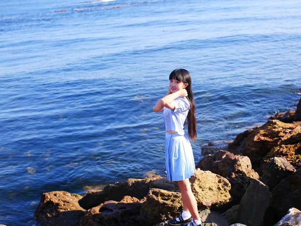 大眼萝莉日系水手服海边写真