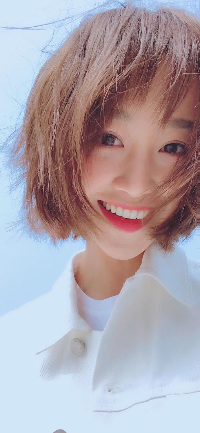蓝盈莹短发时尚写真