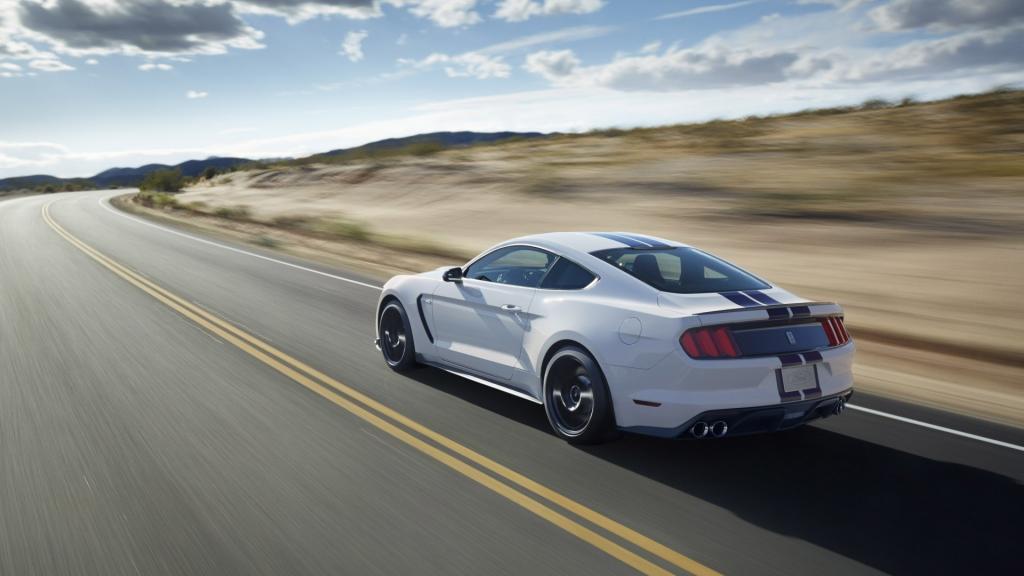 白色福特Shelby GT350汽车图片