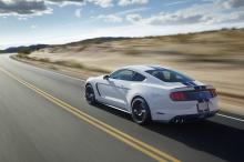 白色福特Shelby GT350汽车图片