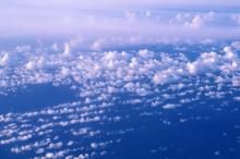 蓝天清澈，白云悠然