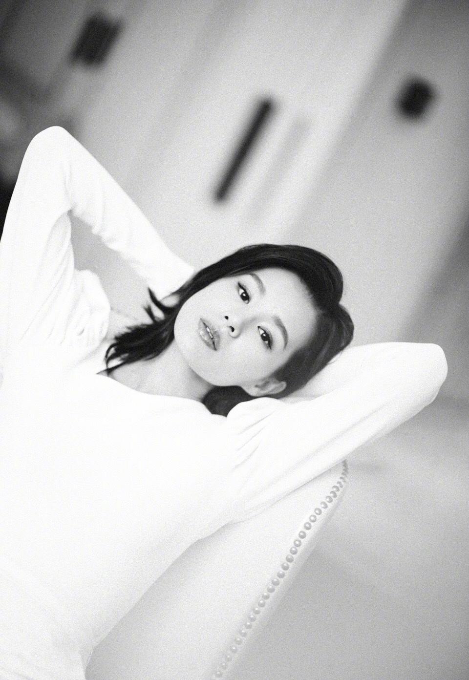 胡杏儿黑白时尚性感迷人写真