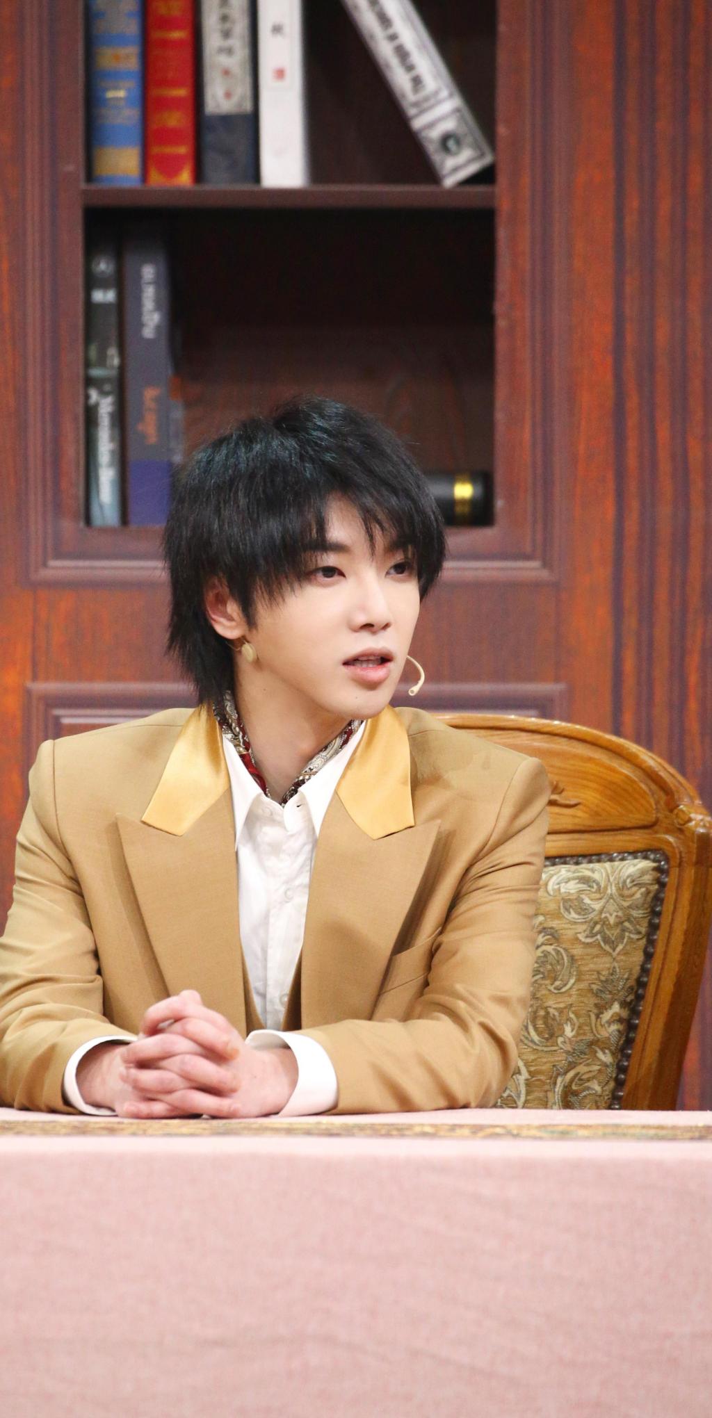 时尚休闲范男孩华晨宇阳光帅气写真