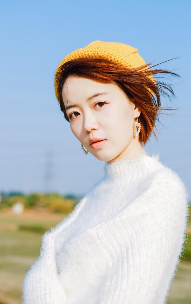 可爱女生甜笑私房写真图片