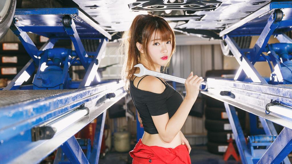 火辣美女车间性感工作照