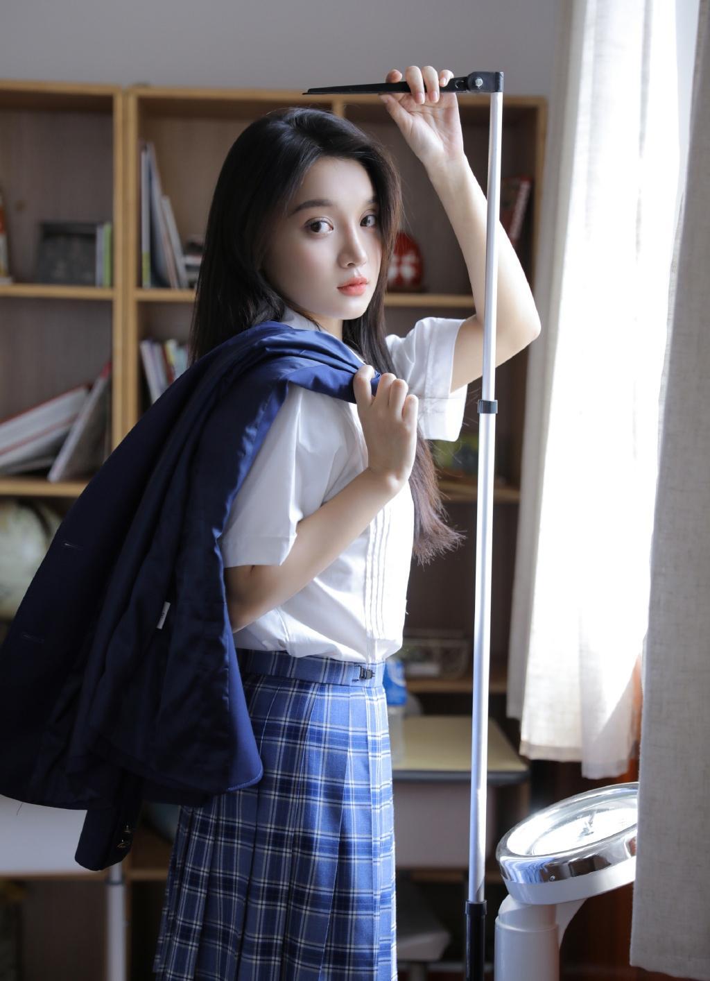 纯情校花白皙甜美制服写真