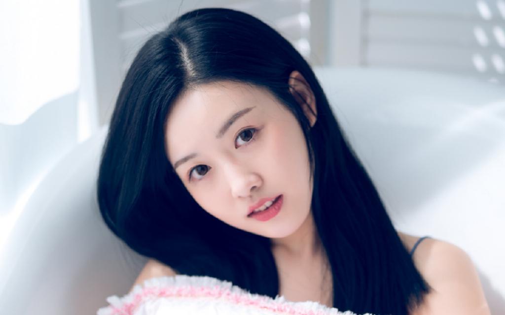 娇艳动人美女私房写真