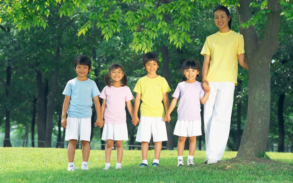 快乐儿童草地摄影