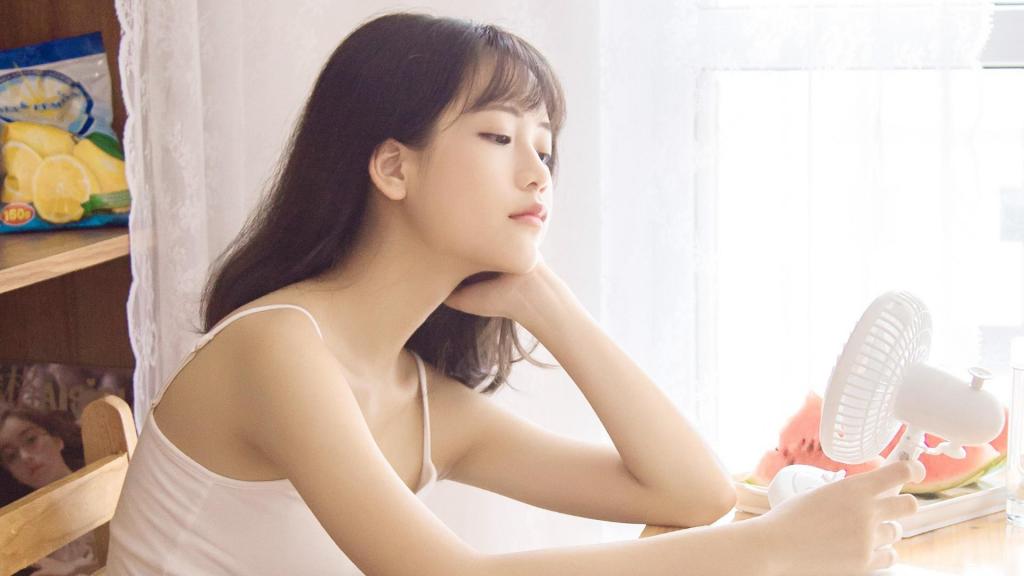 小清新吊带女孩居家可爱干净写真