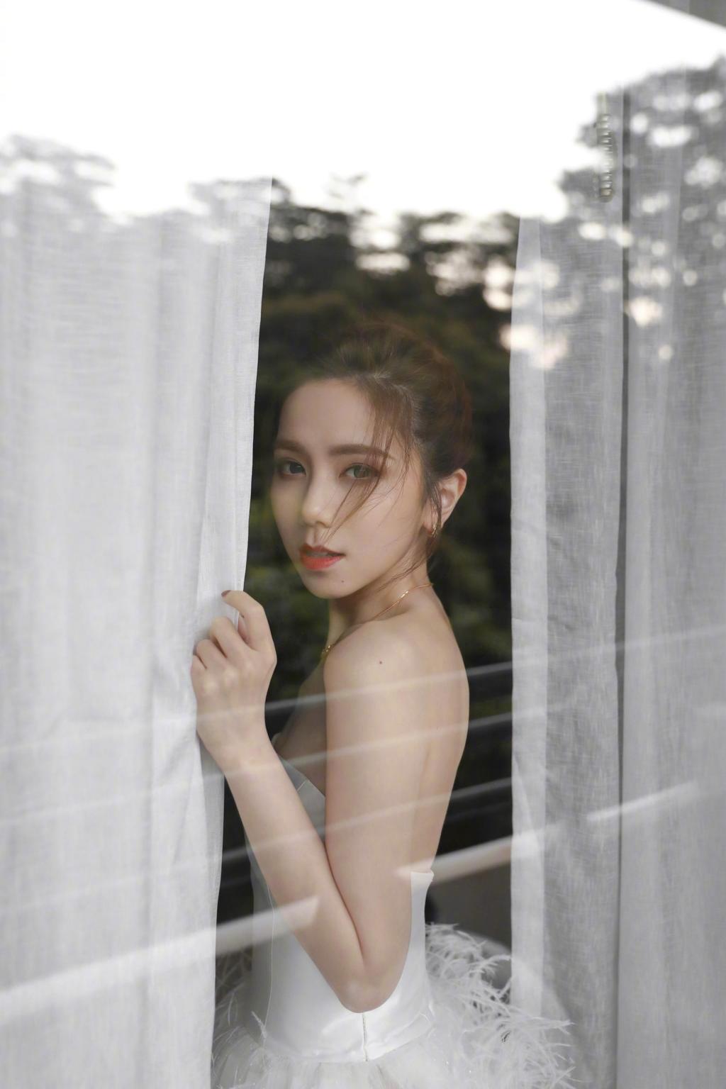 性感女神邓紫棋诱人写真